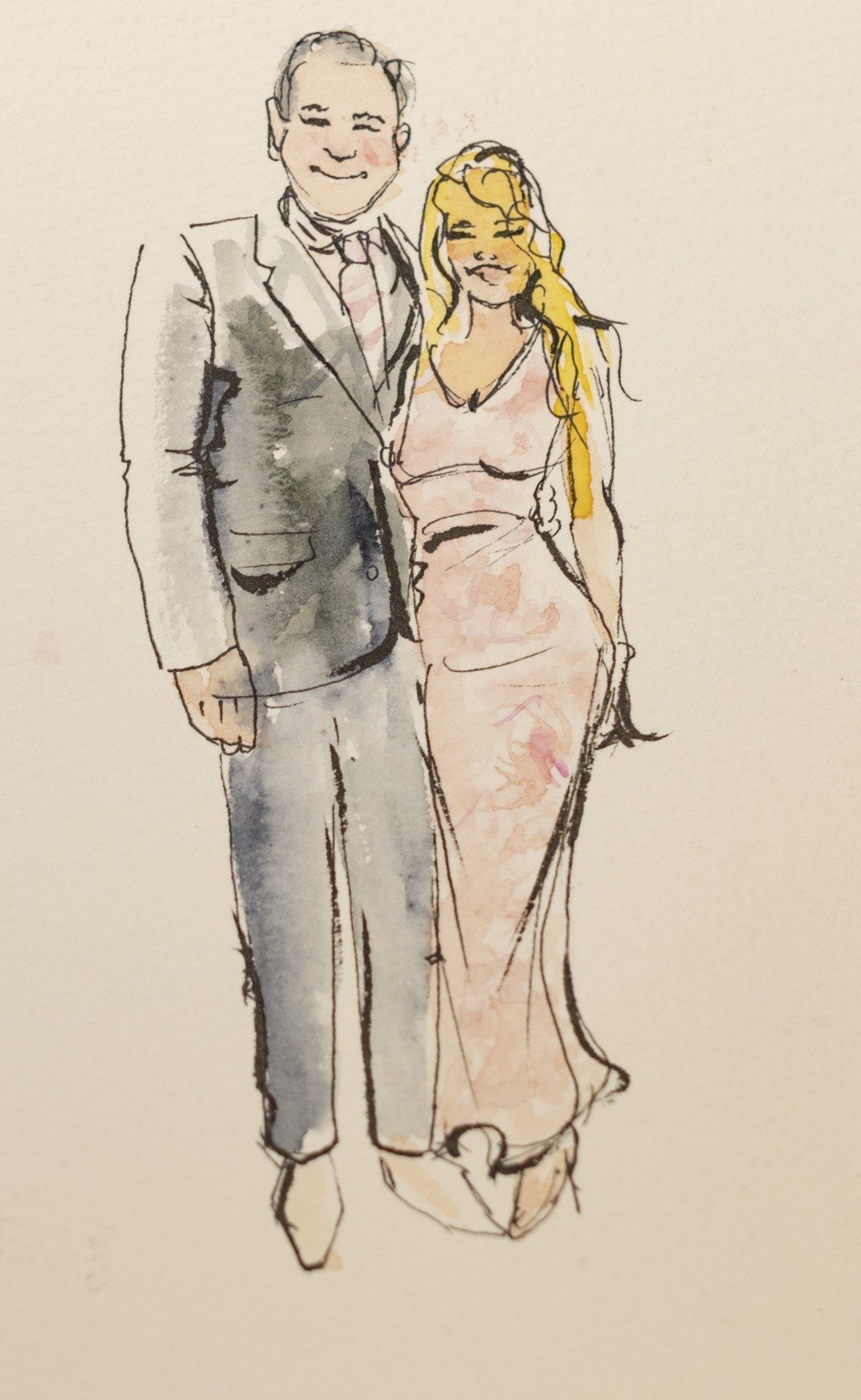 Portrait de couple à l’encre et à l’aquarelle : un homme en costume gris et cravate rose, une femme blonde en robe longue rose pâle.