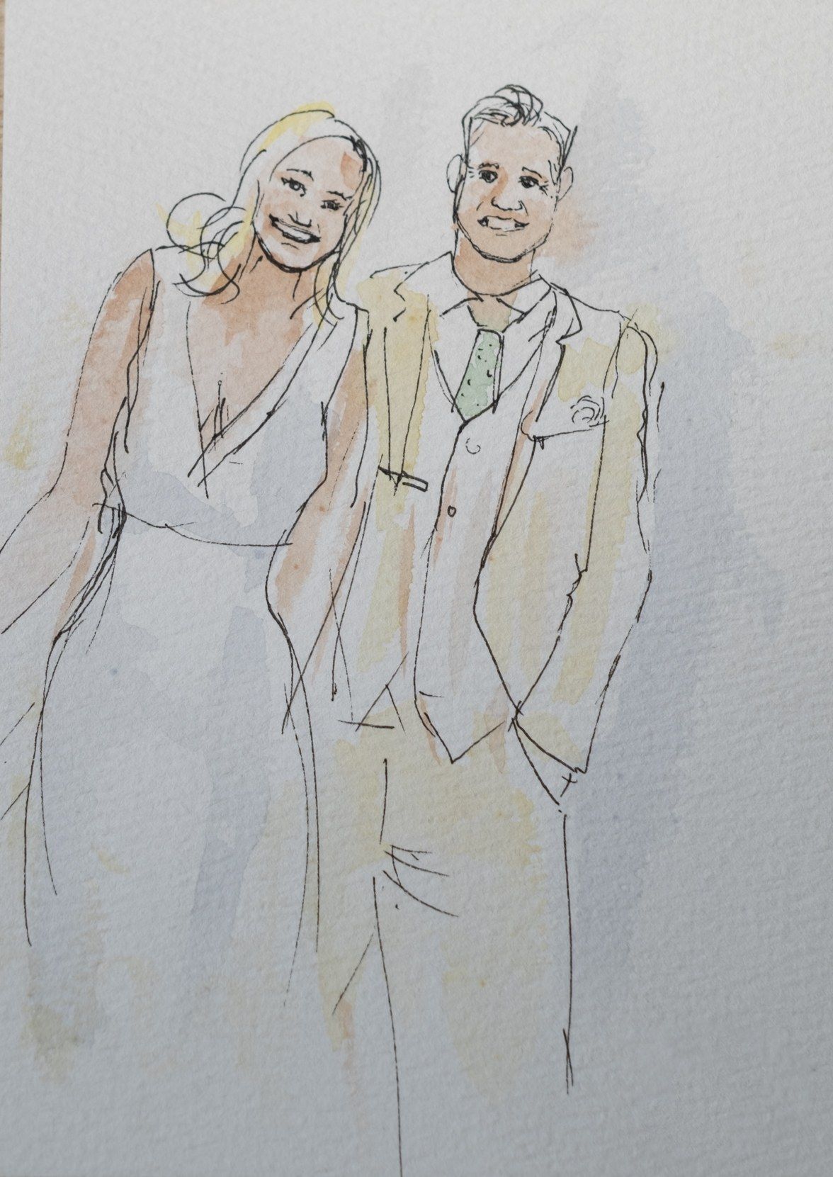Portrait de couple à l’encre et à l’aquarelle, en lavis légers : une femme blonde en robe décolletée, un homme en costume clair et cravate verte.